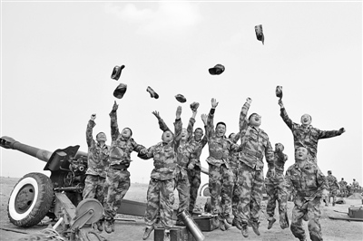 山东某预备役炮兵师赴潍北某靶场进行实弹演练