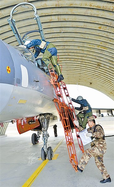 空军某飞行训练基地赴西北驻训战机长途奔袭归建