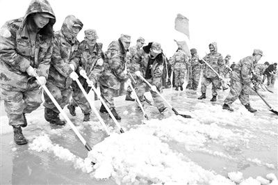 云南昆明大雪致机场结冰2000多名官兵铲冰除雪