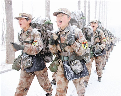 济南军区某摩步旅组织野营拉练女兵们冒雪行军