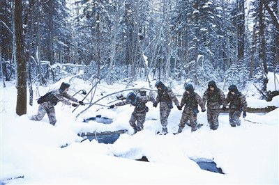 吉林省军区边防某部官兵在边境线上踏雪巡逻(图)