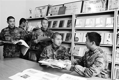 北京军区某高炮团新战士下连开展读报评报活动