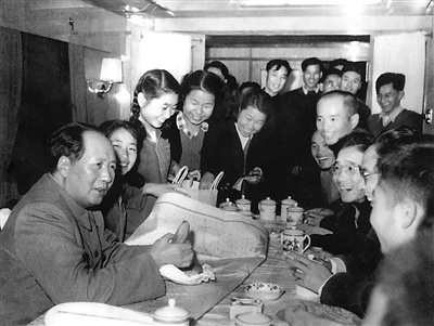 毛泽东关心基层锻炼干部接过女同志递的红薯面包