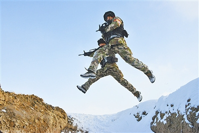武警新疆总队近万名新兵冒雪徒步拉练七昼夜(图)