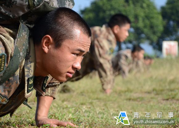 解放军下士做2902个俯卧撑打破团纪录(图)
