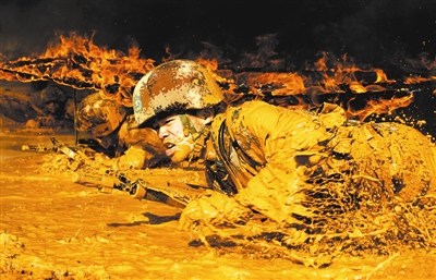 战士徒手攀近80度峭壁脸上剐出血痕指甲盖被抠掉