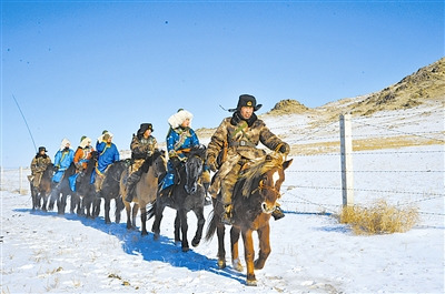 ����Ѳ���鶥��ðѩѲ�߹�ע�ӱ߾�һ��һľ