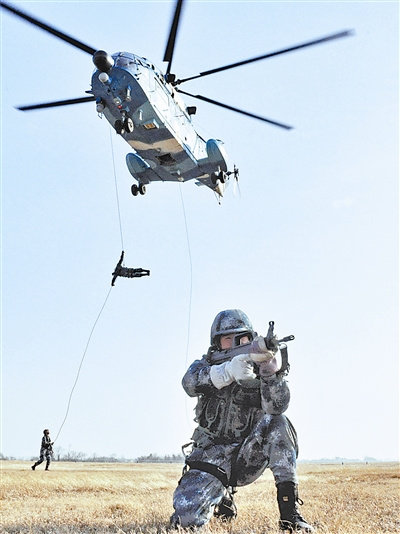 空降兵某团组织官兵进行直升机索降训练图
