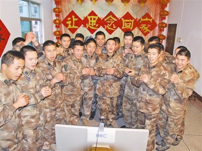 广州军区某训练基地二大队组织官兵用视频送祝福