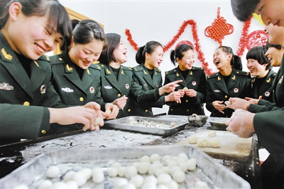 �Ͼ�����ĳװ����ͨ����Ů������ԲӭԪ���ѽ�