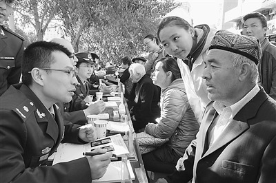 医疗队深入边远地区为维吾尔族群众义诊(图)