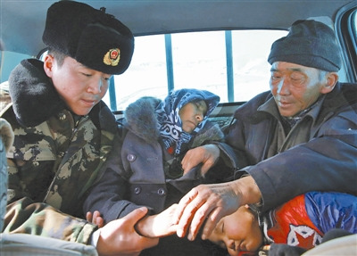 牧民突患重病边防官兵迅速出动将其送往医院