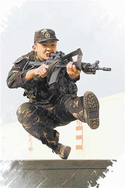 战士1分37秒完成障碍场穿越围观战友赞其好身手