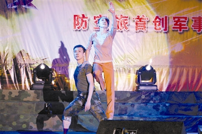 广州军区政治部文工团艺术家为官兵表演节目