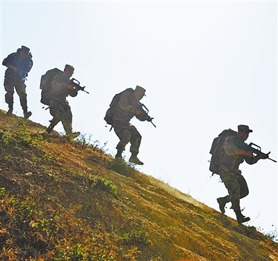 成都军区某旅将部队拉到野外山地进行搜索训练
