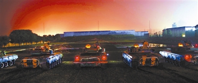 成都军区某装甲团组织坦克集群夜间射击训练(图)