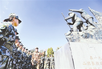 昆明西山人武部组织女民兵在英模雕塑前开展教育
