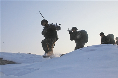 武警某部反恐应急分队开展演练官兵雪地捕歼图