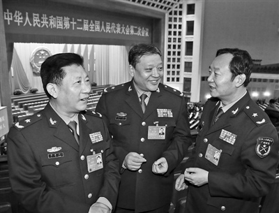 军队人大代表讨论加强国防和军队建设等话题