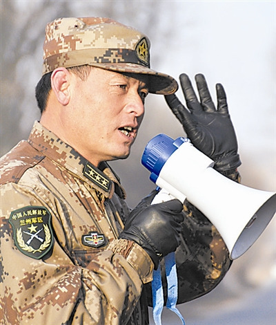 兰州军区某防化团团长狠抓训练被称“毒魔”克星