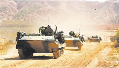 第14集团军某旅千人百车紧急出动检验应急能力