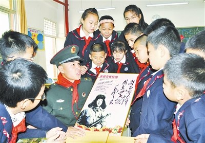 南京军区某部官兵向学生们宣讲雷锋精神(图)