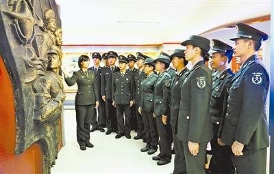 广州军区某部通信队组织官兵参观荣誉室(图)