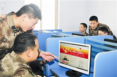 南京军区某旅官兵在政工网上学习两会精神