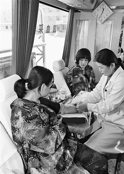 白碱滩区人武部女子民兵排到流动献血站献血