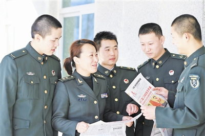 北京军区某部官兵学习讨论两会精神(图)