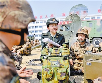 军队人大代表到训练场向基层官兵宣讲两会精神