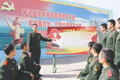 武警赤峰市支队蒙古族战士给战友讲述雷锋精神(图)