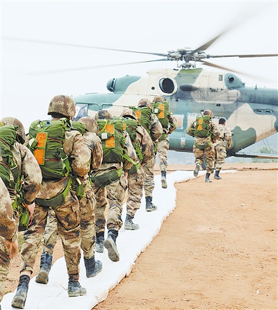 南京军区某旅组织官兵进行跳伞训练(图)