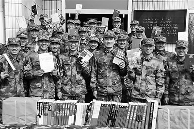 济南军区某炮兵旅改进作风为官兵送去新版图书