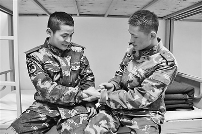 警营按摩师手把手向官兵传授按摩技巧(图)