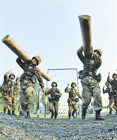 第13集团军某师防化营官兵进行扛圆木比赛图