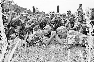 云南省军区某团官兵训练间隙组织掰手腕比赛(图)