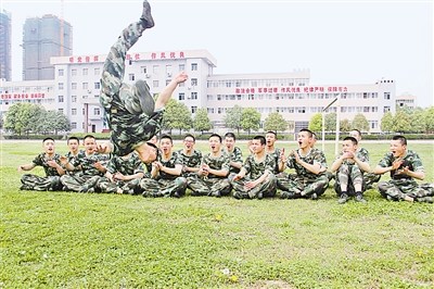 武警8743部队结合任务需求开展特色体能训练(图)