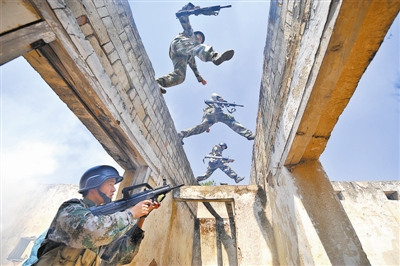 曲靖军分区组织官兵和民兵开展反恐维稳训练(图)