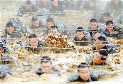 济南军区某特战旅官兵进行穿越铁丝网训练(图)