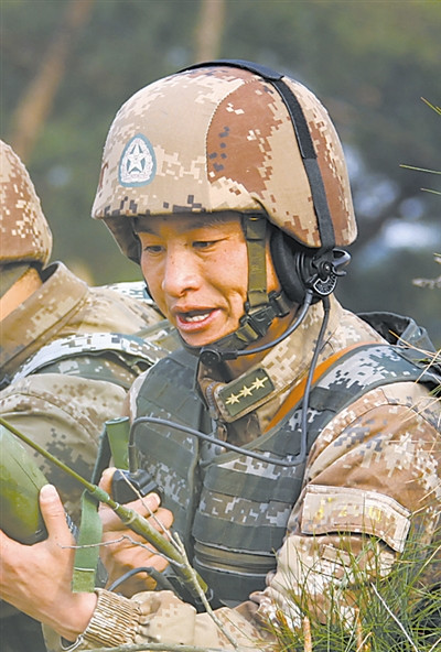 新传人带出猛虎连:战车贴着头皮“碾”过去(图)