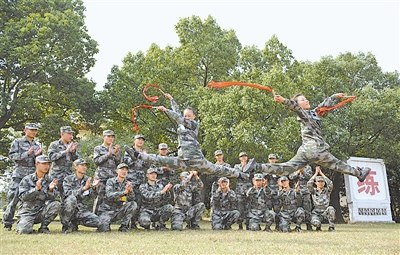 总装某基地业余文艺演出队到基层一线慰问巡演