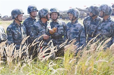 空降兵某部让连队官兵成主角挖掘鲜活文艺素材