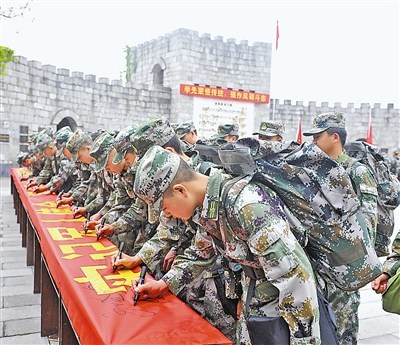 贵州省都匀军分区官兵和民兵进行拉动演练(图)