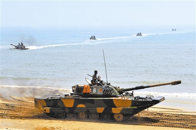 南京军区某旅组织两栖坦克分队进行攻夺岸滩训练