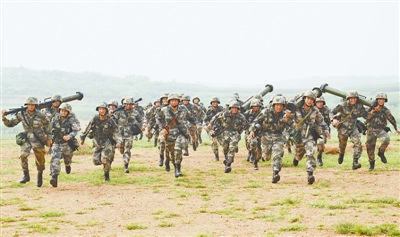 第27集团军某旅在大雨中组织基础训练比武考核