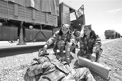 兰州军区某团在雪域高原执行边防物资运输保障任务