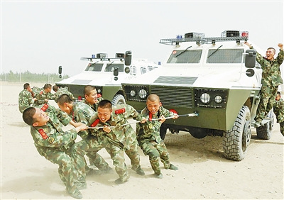 武警8644部队二连官兵在课余进行角力拖车(图)