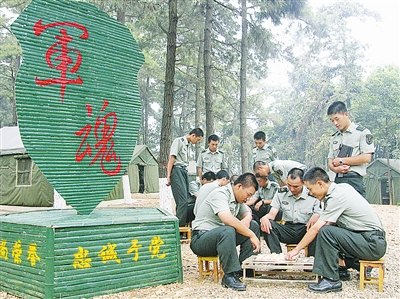 广州军区某舟桥团士官用自制竹毛笔画水墨竹林