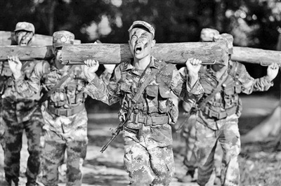 厦门警备区某团官兵负重10公里长跑激发潜能